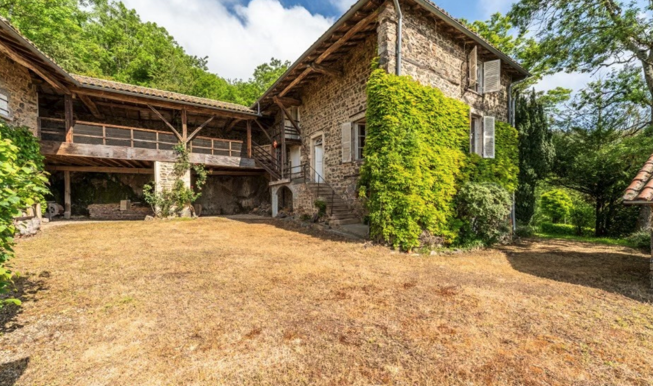 Une grande maison en pierre avec une jolie vue
