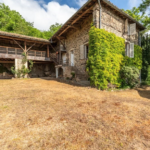 Une grande maison en pierre avec une jolie vue