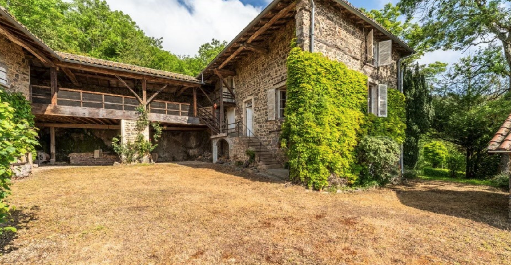 Une grande maison en pierre avec une jolie vue